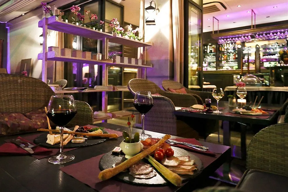La Place Hotel Antibes 3*,